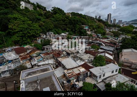 Hong Kong Cha Kwo Ling Village Eine allgemeine Ansicht mit Häusern im Cha Kwo Ling Village am 25. August 2025 in Hongkong. Cha Kwo Ling Village eine der letzten Siedlungen von Hong Kongs ist für den Abriss geplant. Foto von Vernon Yuen/Nexpher Images Stockfoto