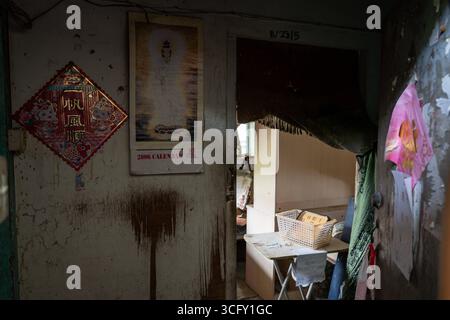 Hong Kong Cha Kwo Ling Village Eine allgemeine Ansicht, die ein verlassenes Haus im Cha Kwo Ling Village am 25. August 2025 in Hongkong zeigt. Cha Kwo Ling Village eine der letzten Siedlungen von Hong Kongs ist für den Abriss geplant. Foto von Vernon Yuen/Nexpher Images Stockfoto