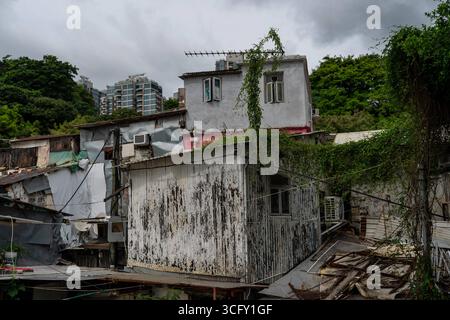 Hong Kong Cha Kwo Ling Village Eine allgemeine Ansicht mit Häusern im Cha Kwo Ling Village am 25. August 2025 in Hongkong. Cha Kwo Ling Village eine der letzten Siedlungen von Hong Kongs ist für den Abriss geplant. Foto von Vernon Yuen/Nexpher Images Stockfoto