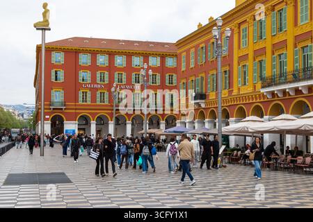 Ein typischer Blick am frühen Morgen auf das alte Viertel Vieux im Herzen der französischen Riviera Stadt Nizza mit den typischen Balkonen und kleinen Straßen Stockfoto