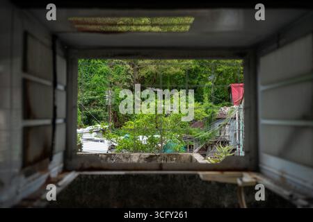 25. August 2025, Hong Kong, Hong Kong, Hong Kong: Eine allgemeine Ansicht, die die Ansicht eines leeren AC-Raums im Dorf Cha Kwo Ling am 25. August 2025 in Hongkong zeigt. Cha Kwo Ling Village eine der letzten Siedlungen von Hongkong ist für den Abriss geplant. (Credit Image: © Vernon Yuen/Nexpher Images via ZUMA Press Wire) NUR REDAKTIONELLE VERWENDUNG! Nicht für kommerzielle ZWECKE! Stockfoto