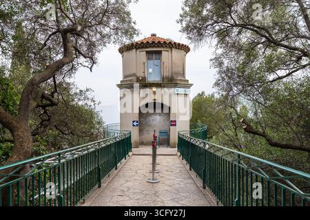 Der Fahrstuhl auf dem Schlosshügel (Colline du Château) in Nizza, der die Leute vom Boulevard neben der Küste auf die Zitadelle bringt, um einen fantastischen Ausblick zu genießen Stockfoto