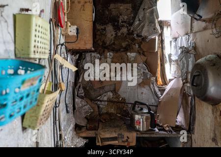 Hong Kong Cha Kwo Ling Village Eine allgemeine Ansicht, die ein verlassenes Haus im Cha Kwo Ling Village am 25. August 2025 in Hongkong zeigt. Cha Kwo Ling Village eine der letzten Siedlungen von Hong Kongs ist für den Abriss geplant. Foto von Vernon Yuen/Nexpher Images Stockfoto