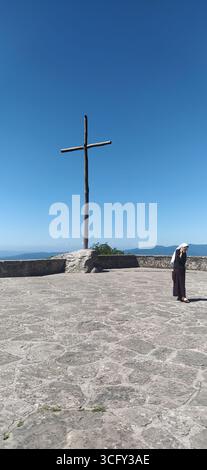 Das große hölzerne Kreuz vor der Hauptbasilika des Heiligtums von La Verna, ein Ort des Gebets für die Gläubigen des Heiligen Franziskus von Assisi Stockfoto