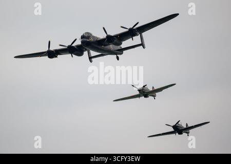 Avro Lancaster und Hawker Hurricanes beim RAF Battle of Britain Memorial Flight bei Airborne 2025, Eastbourne Stockfoto