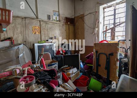 Hong Kong Cha Kwo Ling Village Eine allgemeine Ansicht, die ein verlassenes Haus im Cha Kwo Ling Village am 25. August 2025 in Hongkong zeigt. Cha Kwo Ling Village eine der letzten Siedlungen von Hong Kongs ist für den Abriss geplant. Foto von Vernon Yuen/Nexpher Images Stockfoto