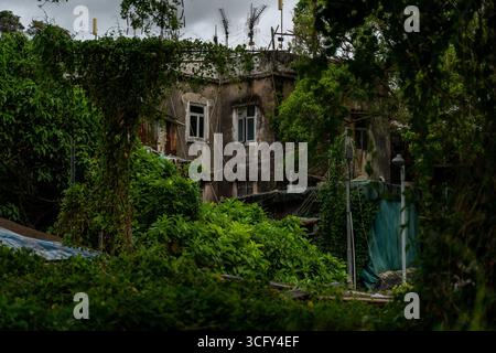 25. August 2025, Hong Kong, Hong Kong, Hong Kong: Eine allgemeine Ansicht mit Häusern im Dorf Cha Kwo Ling am 25. August 2025 in Hong Kong. Cha Kwo Ling Village eine der letzten Siedlungen von Hongkong ist für den Abriss geplant. (Credit Image: © Vernon Yuen/Nexpher Images via ZUMA Press Wire) NUR REDAKTIONELLE VERWENDUNG! Nicht für kommerzielle ZWECKE! Stockfoto