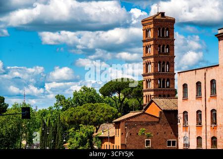 Mittelalterlicher Glockenturm der Santa Maria in Cosmedin, eine historische Kirche in Rom, Italien. Stockfoto