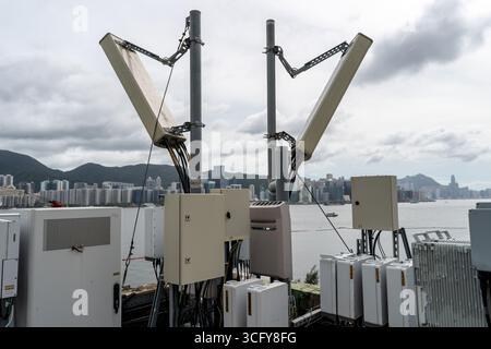 25. August 2025, Hong Kong, Hong Kong, Hong Kong: Eine allgemeine Ansicht mit einer Mobilfunkantenne auf einem Gebäude am 25. August 2025 in Hong Kong. (Credit Image: © Vernon Yuen/Nexpher Images via ZUMA Press Wire) NUR REDAKTIONELLE VERWENDUNG! Nicht für kommerzielle ZWECKE! Stockfoto