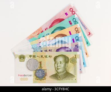 Chinesische Yuan-Währung Banknoten und Münzen, Renminbi Money Collection auf weißem Hintergrund. Chinesische Yuan-Banknoten und -Münzen. Stockfoto