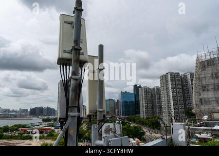 25. August 2025, Hong Kong, Hong Kong, Hong Kong: Eine allgemeine Ansicht mit einer Mobilfunkantenne auf einem Gebäude am 25. August 2025 in Hong Kong. (Credit Image: © Vernon Yuen/Nexpher Images via ZUMA Press Wire) NUR REDAKTIONELLE VERWENDUNG! Nicht für kommerzielle ZWECKE! Stockfoto
