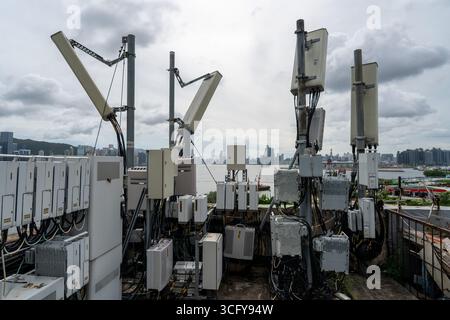 25. August 2025, Hong Kong, Hong Kong, Hong Kong: Eine allgemeine Ansicht mit einer Mobilfunkantenne auf einem Gebäude am 25. August 2025 in Hong Kong. (Credit Image: © Vernon Yuen/Nexpher Images via ZUMA Press Wire) NUR REDAKTIONELLE VERWENDUNG! Nicht für kommerzielle ZWECKE! Stockfoto