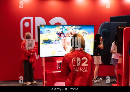 Hong Kong Daily Life Ein Arbeiter, der am 25. August 2025 in Hongkong eine Jacke mit Nintendo Switch 2 Logo trug. Foto von Vernon Yuen/Nexpher Images Stockfoto