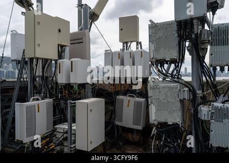 Hong Kong Daily Life Eine allgemeine Ansicht mit einer Mobilfunkantenne auf einem Gebäude am 25. August 2025 in Hongkong. Foto von Vernon Yuen/Nexpher Images Stockfoto