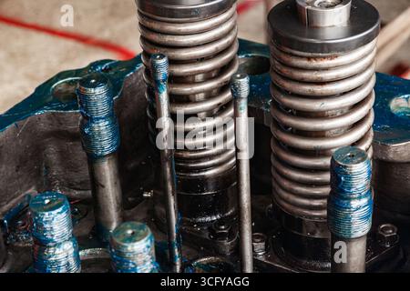 Einzelheiten zum Hauptmotor des Schiffes, mit Fett geschmiert, Nahaufnahme. Stockfoto