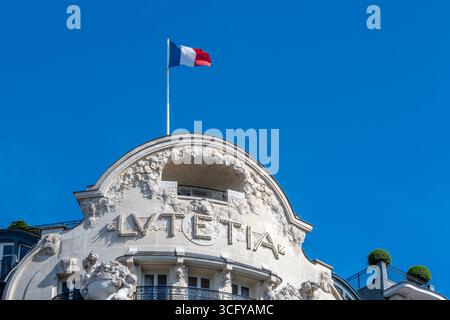Schild oben am Hotel Lutetia, heute Mandarin Oriental Lutetia, ein Luxushotel am Boulevard Raspail im 6. Arrondissement von Paris Stockfoto