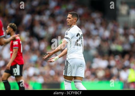 London, Großbritannien. August 2025. Fulham Mittelfeldspieler Sasa Lukic (20) Gesten während des Spiels Fulham FC gegen Manchester United FC English Premier League im Craven Cottage, London, Großbritannien am 24. August 2025 Credit: Megan Ewens/Every Second Media Credit: Every Second Media/Alamy Live News Stockfoto