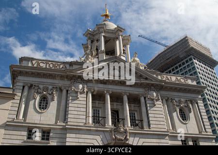 London; Vereinigtes Königreich; Juli 2025 :- Blick auf das Victoria Palace Theater in der Nähe der Victoria Station Stockfoto
