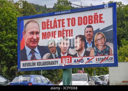 Plakate mit dem russischen Präsidenten Wladimir Putin und den tschechischen Oppositionspolitikern ANO, SPD und STACILO mit dem Slogan "du machst es richtig, mein Kind Stockfoto