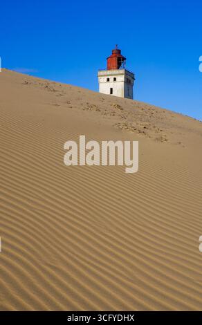 8. August 2025, Dänemark, Lökken: Der Leuchtturm von Rubjerg Knude (Rubjerg Knude Fyr). Rubjerg Knude Fyr ist eine der wichtigsten Touristenattraktionen in Nordjütland. Der Leuchtturm steht am Rande der beeindruckenden Sanddüne Rubjerg Knude. Foto: Patrick Pleul/dpa Stockfoto