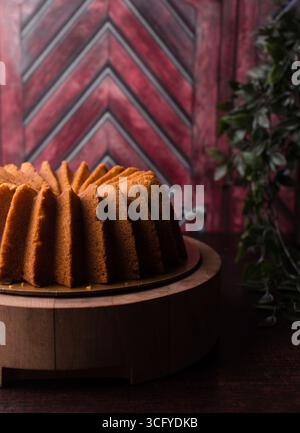 Zitronenbündel Kuchen auf einer hölzernen Arbeitsplatte, Zitrusbündel-Pfund-Kuchen auf hölzernem Hintergrund Stockfoto