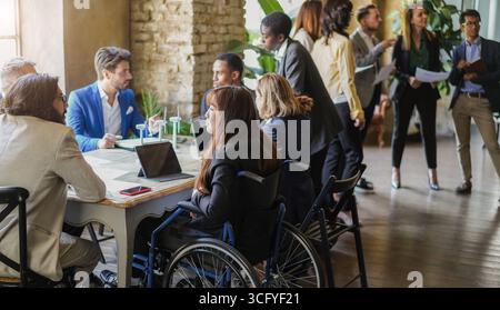 Multirassische Menschen, die an einem grünen Energieprojekt für Unternehmen arbeiten – Corporate, Team Meeting und Behindertenkonzept – Fokus auf asiatisches Frauengesicht Stockfoto