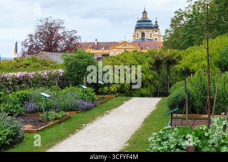 MELK, ÖSTERREICH - 12. MAI 2019: Dies ist eine der Gassen des Botanischen Gartens in der Benediktinerabtei. Stockfoto