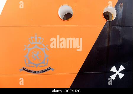 Amsterdam die Niederlande 23. August 2025 die niederländischen Küstenwache Kustwacht-Schiffe legten während des fünfjährlichen Sail Tall Ships-Events an der Küste vor. Emblem Servamus Servientes. HAVEN, Sail25, Niederländisch, Nederland, Holland, Stockfoto