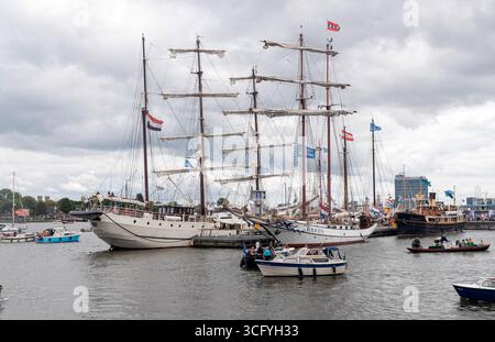 Amsterdam Niederlande 23. August 2025 Tausende säumen die Küste von Het ij und den Hafen von Amsterdam für das fünfjährliche Sail Tall Ships Event. JR Tolkien Haven, Sail25, People, Niederländisch, Nederland, Holland, Besucher, Stockfoto