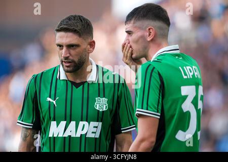 Domenico Berardi von US Sassuolo Calcio diskutiert mit Luca Lipani von US Sassuolo Calcio während des Fußballspiels zwischen US Sassuolo Calcio und SSC Napol Stockfoto