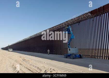 Yuma, Usa. August 2025. US-Marines mit Combat Logistics Battalion 15, Combat Logistics Regiment 17, 1st Marine Logistics Group, die der Joint Task Force-Southern Border zugewiesen ist, installieren Kontertinadraht entlang der südlichen Grenzmauer zu Mexiko, 19. August 2025 in der Nähe von Yuma, Arizona. Quelle: Sgt. Mary Torres/US Marines Photo/Alamy Live News Stockfoto