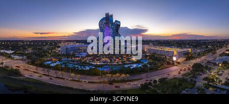 Hollywood, Florida, USA - 14. August 2025: Aus der Vogelperspektive des gitarrenförmigen Hard Rock Hotels, ein funkelndes Leuchtfeuer vor dem schwindenden Licht der Dämmerung. Stockfoto