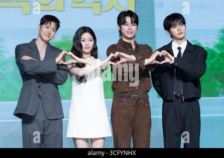 Seoul, Südkorea. August 2025. (L bis R) die südkoreanischen Schauspieler Gong Myung, Shin Eun-soo, Cha Yoo-min und Yoon Sang-hyun nehmen am 25. August 2025 an einem Fotogespräch zur NETFLIX-Serie „Love Untangled“ in Seoul, Südkorea, teil. (Foto: Lee Young-HO/SIPA USA Credit: SIPA USA/Alamy Live News Stockfoto