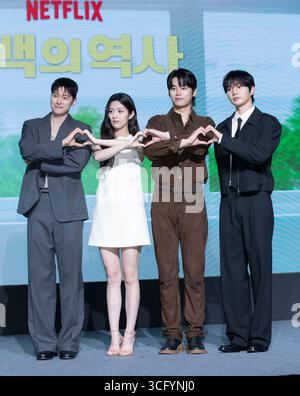 Seoul, Südkorea. August 2025. (L bis R) die südkoreanischen Schauspieler Gong Myung, Shin Eun-soo, Cha Yoo-min und Yoon Sang-hyun nehmen am 25. August 2025 an einem Fotogespräch zur NETFLIX-Serie „Love Untangled“ in Seoul, Südkorea, teil. (Foto: Lee Young-HO/SIPA USA Credit: SIPA USA/Alamy Live News Stockfoto
