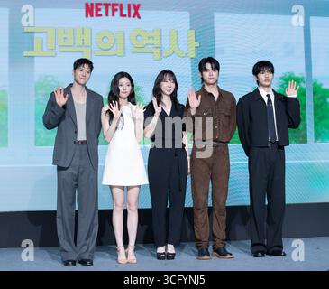 Seoul, Südkorea. August 2025. (L bis R) die südkoreanischen Schauspieler Gong Myung, Shin Eun-soo, Regisseur Nam Gung-seon, die Schauspieler Cha Yoo-min und Yoon Sang-hyun nehmen am 25. August 2025 an einem Fotogespräch für die NETFLIX-Serie „Love Untangled“ in Seoul, Südkorea, teil. (Foto: Lee Young-HO/SIPA USA) Credit: SIPA USA/Alamy Live News Stockfoto