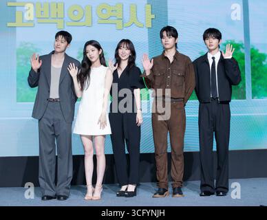 Seoul, Südkorea. August 2025. (L bis R) die südkoreanischen Schauspieler Gong Myung, Shin Eun-soo, Regisseur Nam Gung-seon, die Schauspieler Cha Yoo-min und Yoon Sang-hyun nehmen am 25. August 2025 an einem Fotogespräch für die NETFLIX-Serie „Love Untangled“ in Seoul, Südkorea, teil. (Foto: Lee Young-HO/SIPA USA) Credit: SIPA USA/Alamy Live News Stockfoto