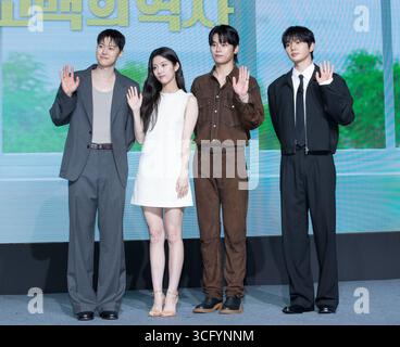 Seoul, Südkorea. August 2025. (L bis R) die südkoreanischen Schauspieler Gong Myung, Shin Eun-soo, Cha Yoo-min und Yoon Sang-hyun nehmen am 25. August 2025 an einem Fotogespräch zur NETFLIX-Serie „Love Untangled“ in Seoul, Südkorea, teil. (Foto: Lee Young-HO/SIPA USA Credit: SIPA USA/Alamy Live News Stockfoto