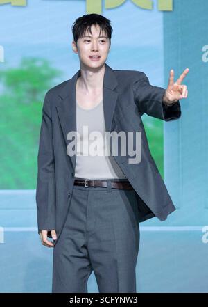 Seoul, Südkorea. August 2025. Der südkoreanische Schauspieler Gong Myung nimmt am 25. August 2025 an einem Fotogespräch zur NETFLIX-Serie „Love Untangled“ in Seoul Teil. (Foto: Lee Young-HO/SIPA USA) Credit: SIPA USA/Alamy Live News Stockfoto
