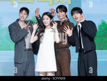 Seoul, Südkorea. August 2025. (L bis R) die südkoreanischen Schauspieler Gong Myung, Shin Eun-soo, Cha Yoo-min und Yoon Sang-hyun nehmen am 25. August 2025 an einem Fotogespräch zur NETFLIX-Serie „Love Untangled“ in Seoul, Südkorea, teil. (Foto: Lee Young-HO/SIPA USA Credit: SIPA USA/Alamy Live News Stockfoto