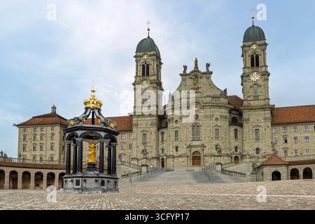 Das barocke Kloster Einsiedeln ist eine bedeutende Benediktinerabtei und ein bedeutender Wallfahrtsort in der Zentralschweiz. Stockfoto