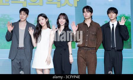 Seoul, Südkorea. August 2025. (L bis R) die südkoreanischen Schauspieler Gong Myung, Shin Eun-soo, Regisseur Nam Gung-seon, die Schauspieler Cha Yoo-min und Yoon Sang-hyun nehmen am 25. August 2025 an einem Fotogespräch für die NETFLIX-Serie „Love Untangled“ in Seoul, Südkorea, teil. (Foto: Lee Young-HO/SIPA USA) Credit: SIPA USA/Alamy Live News Stockfoto