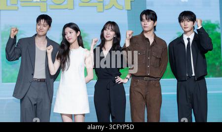 Seoul, Südkorea. August 2025. (L bis R) die südkoreanischen Schauspieler Gong Myung, Shin Eun-soo, Regisseur Nam Gung-seon, die Schauspieler Cha Yoo-min und Yoon Sang-hyun nehmen am 25. August 2025 an einem Fotogespräch für die NETFLIX-Serie „Love Untangled“ in Seoul, Südkorea, teil. (Foto: Lee Young-HO/SIPA USA) Credit: SIPA USA/Alamy Live News Stockfoto