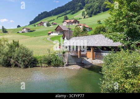 Die Grabenbrücke, eine Dachbrücke aus dem 17. Jahrhundert in Hasle, zeigt die traditionelle Schweizer Tischlerei im UNESCO-Biosphärenbereich Entlebuch. Stockfoto