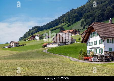 Die Grabenbrücke, eine Dachbrücke aus dem 17. Jahrhundert in Hasle, zeigt die traditionelle Schweizer Tischlerei im UNESCO-Biosphärenbereich Entlebuch. Stockfoto
