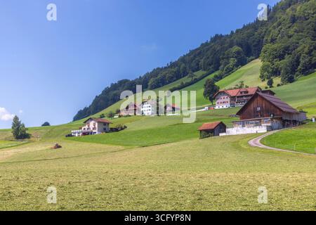 Die Grabenbrücke, eine Dachbrücke aus dem 17. Jahrhundert in Hasle, zeigt die traditionelle Schweizer Tischlerei im UNESCO-Biosphärenbereich Entlebuch. Stockfoto
