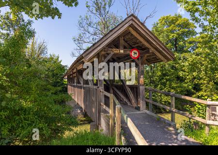 Die Eysteg-Brücke, eine historische überdachte Holzbrücke aus dem Jahr 1862, überquert die kleine Emme in Schüpfheim, UNESCO Biosphäre Entlebuch. Stockfoto