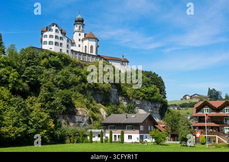 Das historische Kloster Werthenstein, ein ehemaliges Franziskanerkloster und Wallfahrtskirche, liegt majestätisch auf einem Felsen mit Blick auf die kleine Emme. Stockfoto