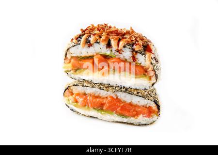 Nahaufnahme eines knusprigen, gebratenen Onigirazu-Sandwiches, gefüllt mit frischem Lachs, Avocado, Frischkäse, Reis und Nori-Algen, garniert mit Sauce und gebratenen Zwiebeln Stockfoto