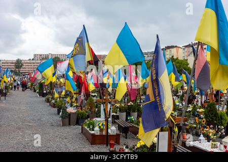 Am Marsfeld-Denkmal in der Westukraine sind zahlreiche Flaggen zu sehen, die die Nation und ihre Helden repräsentieren. In Lemberg, am 24. August, dem Unabhängigkeitstag der Ukraine, wurde eine Hommage an diejenigen geehrt, die im Krieg gegen die russischen Besatzer am Marsfeld starben. Während der Gedenkfeier sammelten alle Kerzen und legten Blumen an den Gräbern derer, die ihr Leben für die Ukraine gaben. An der Zeremonie nahmen auch Verwandte der gefallenen Soldaten, aktive Soldaten und ihre Kameraden, Stadt- und Regionalführer, Geistliche und die Öffentlichkeit teil. Wir müssen unsere Verteidiger ehren und Stockfoto
