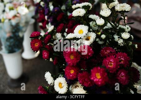Bunte frische Blumen auf dem Markt. Rosafarbene, weiße und lila Blüten, die als Blumensträuße zur Dekoration verkauft werden. Stockfoto
